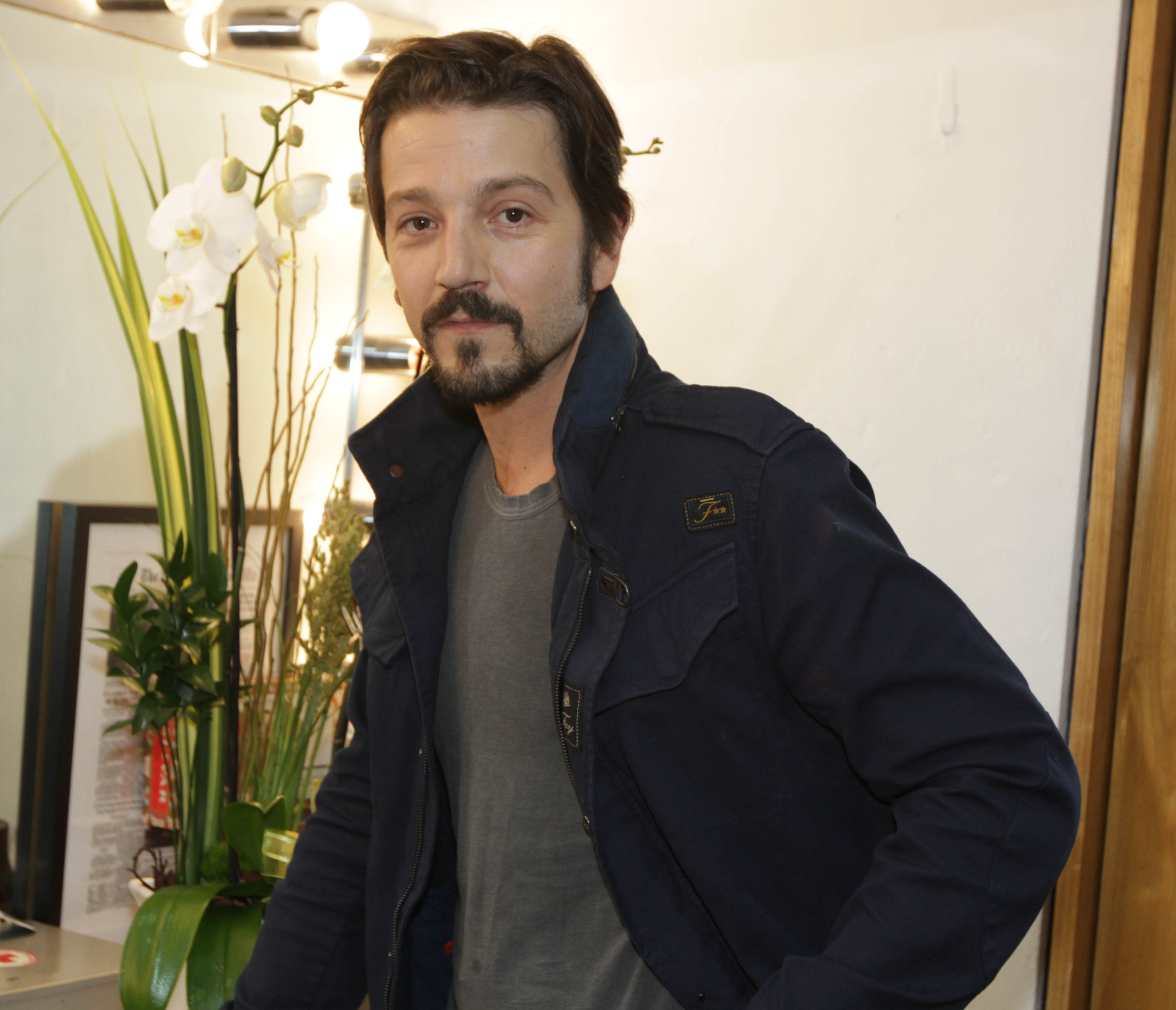 Encantado haría a «Cantinflas» en bioserie, dice Diego Luna