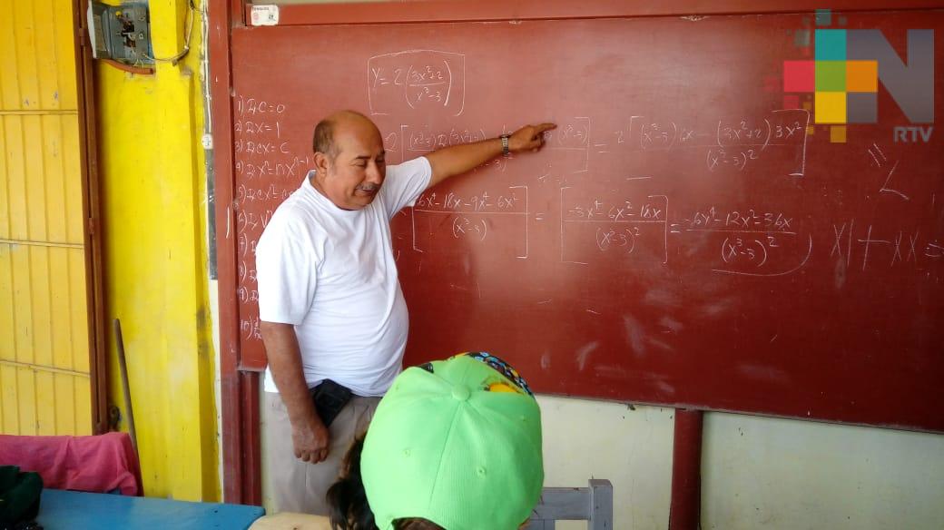 El profesor Javier Ríos celebró su día trabajando