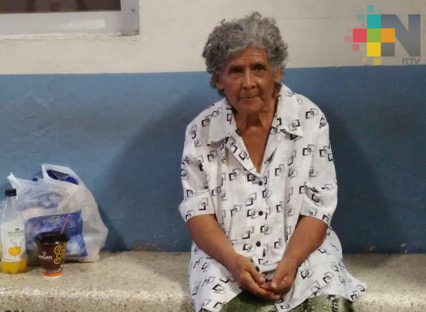 Abandonan a anciana en Cruz Roja delegación Veracruz; personal la trasladó a su casa