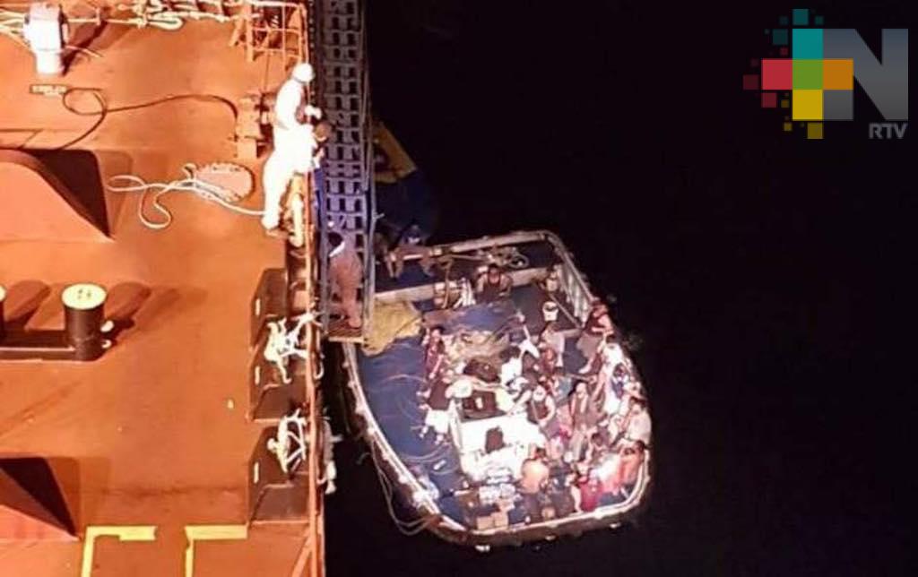 Buque de Pemex rescata a 24 pescadores