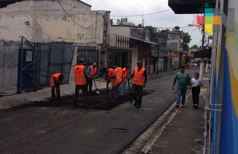 Sin previo aviso cierran calle del centro de Xalapa para tapar baches