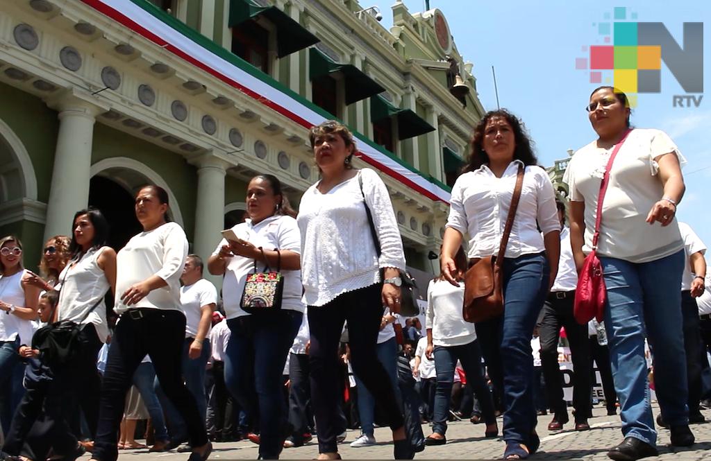 Desfilan más de 57 mil personas por el Día del Trabajo, en Xalapa