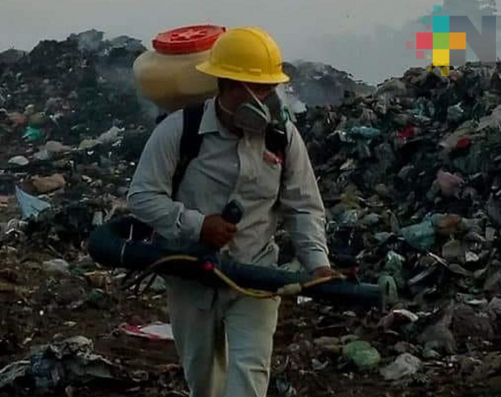 Como medida de prevención en materia de salud, fumigan basurero municipal en Tres Valles
