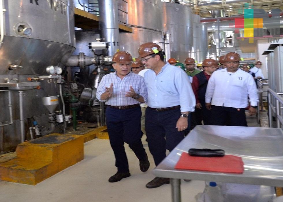 Recorre el Gobernador Yunes el Ingenio Tres Valles, acompañado por el Secretario del Trabajo, Roberto Campa Cifrián