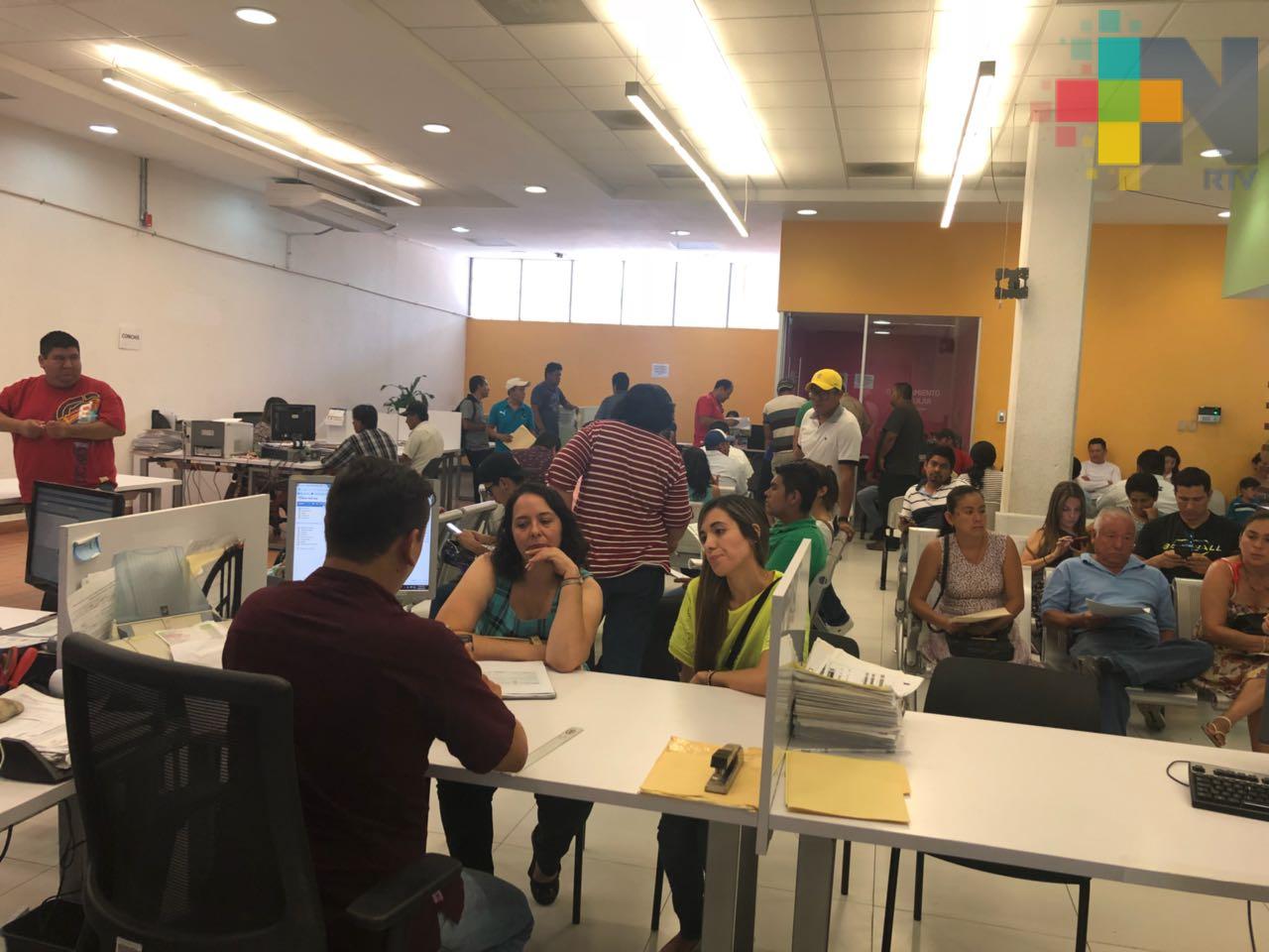 Abarrotan Oficina de Hacienda por condonación de derechos vehiculares, en Córdoba