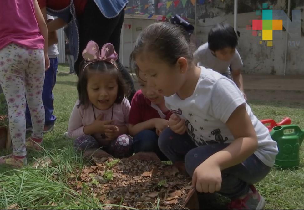 Niños aprenden a cosechar sus propios alimentos a través de Red de Huertos Universitarios