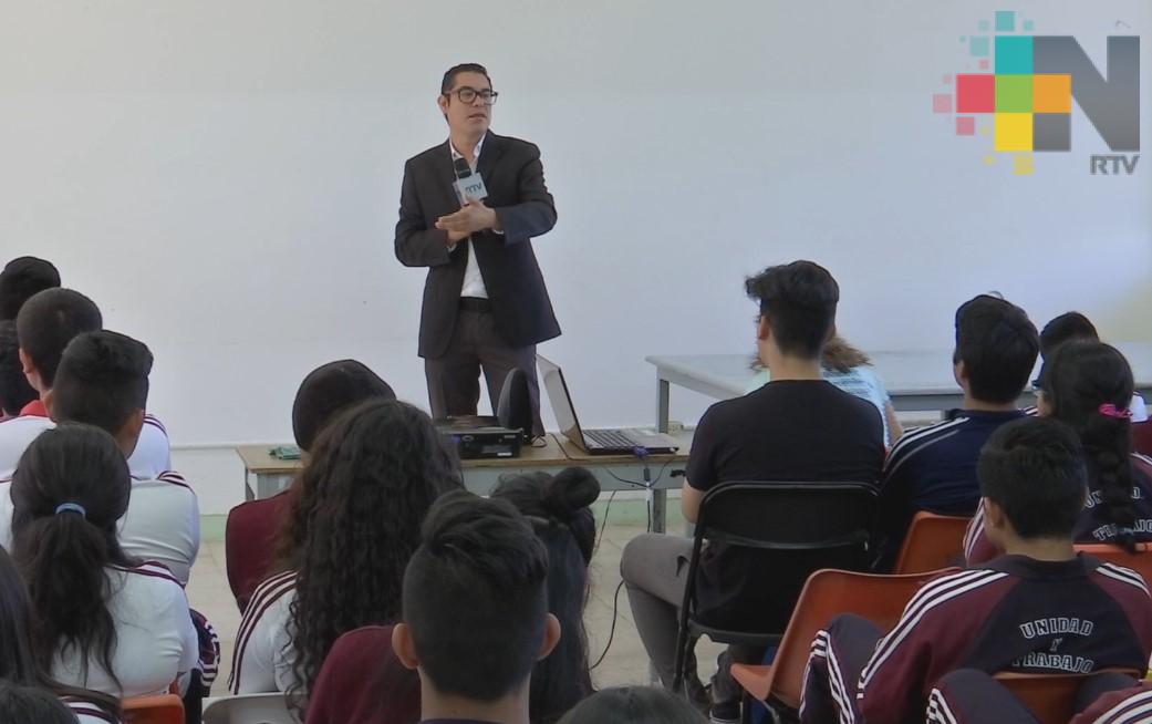 Imparte reportero de RTV charla sobre periodismo científico a estudiantes de bachilllerato