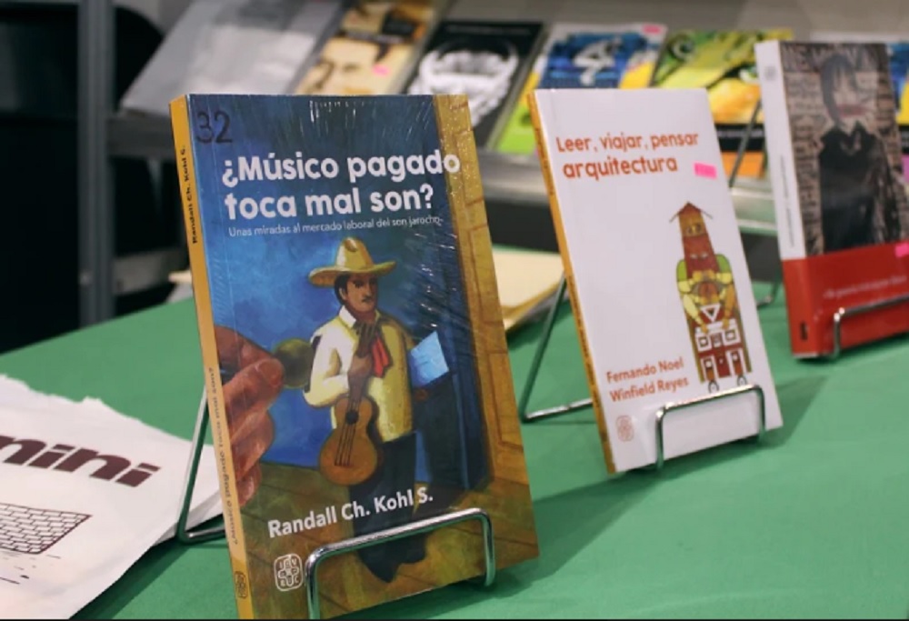 ¿Músico pagado toca mal son?