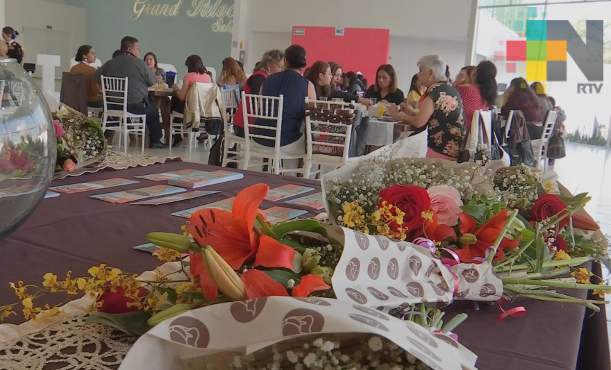 Festeja Radio Televisión de Veracruz a las mamás trabajadoras