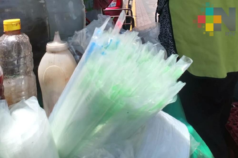 En Coatzacoalcos opinan sobre prohibición gradual de bolsas de plásticos y popotes