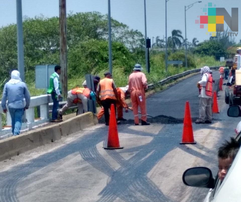 Colocación de carpeta asfáltica en tramo de Coatzacoalcos-Villahermosa provoca caos; recomiendan precaución