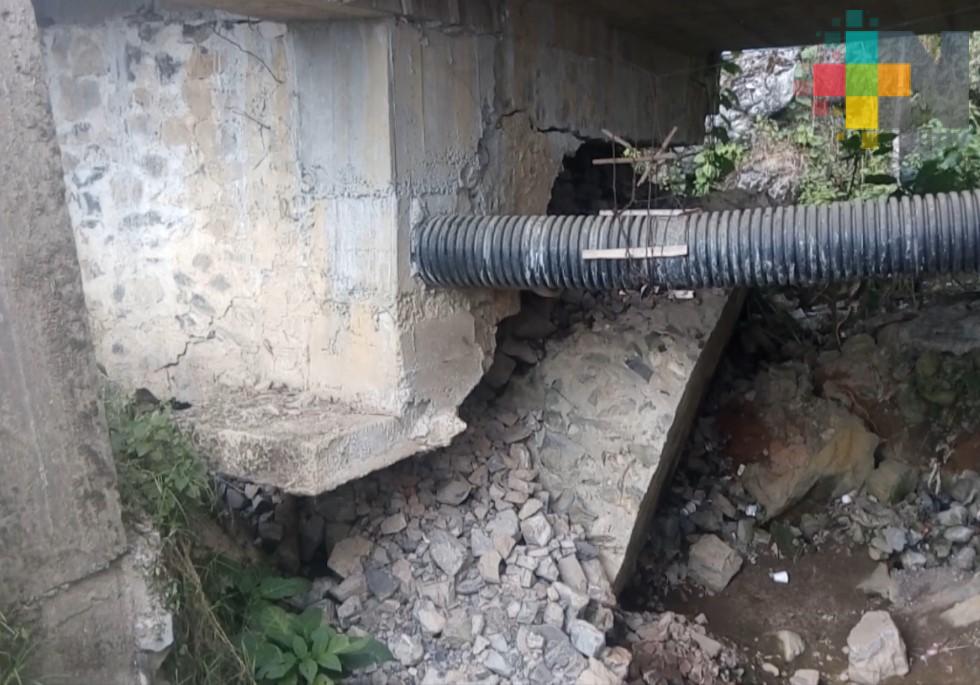 Puente a punto de colapsar en Texcatepec; podría dejar incomunicado a poblaciones
