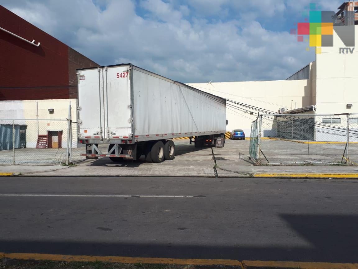 Tráiler derriba postes de teléfonos  y alumbrado público en Boca del Río