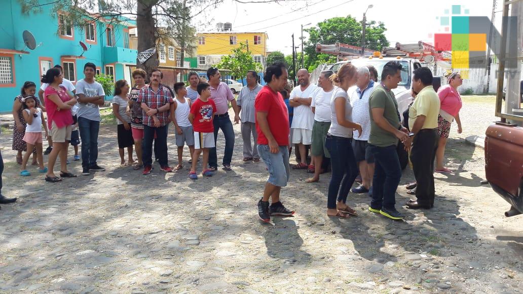 Vecinos sin energía eléctrica retienen a trabajadores de CFE; exigen resuelvan falla