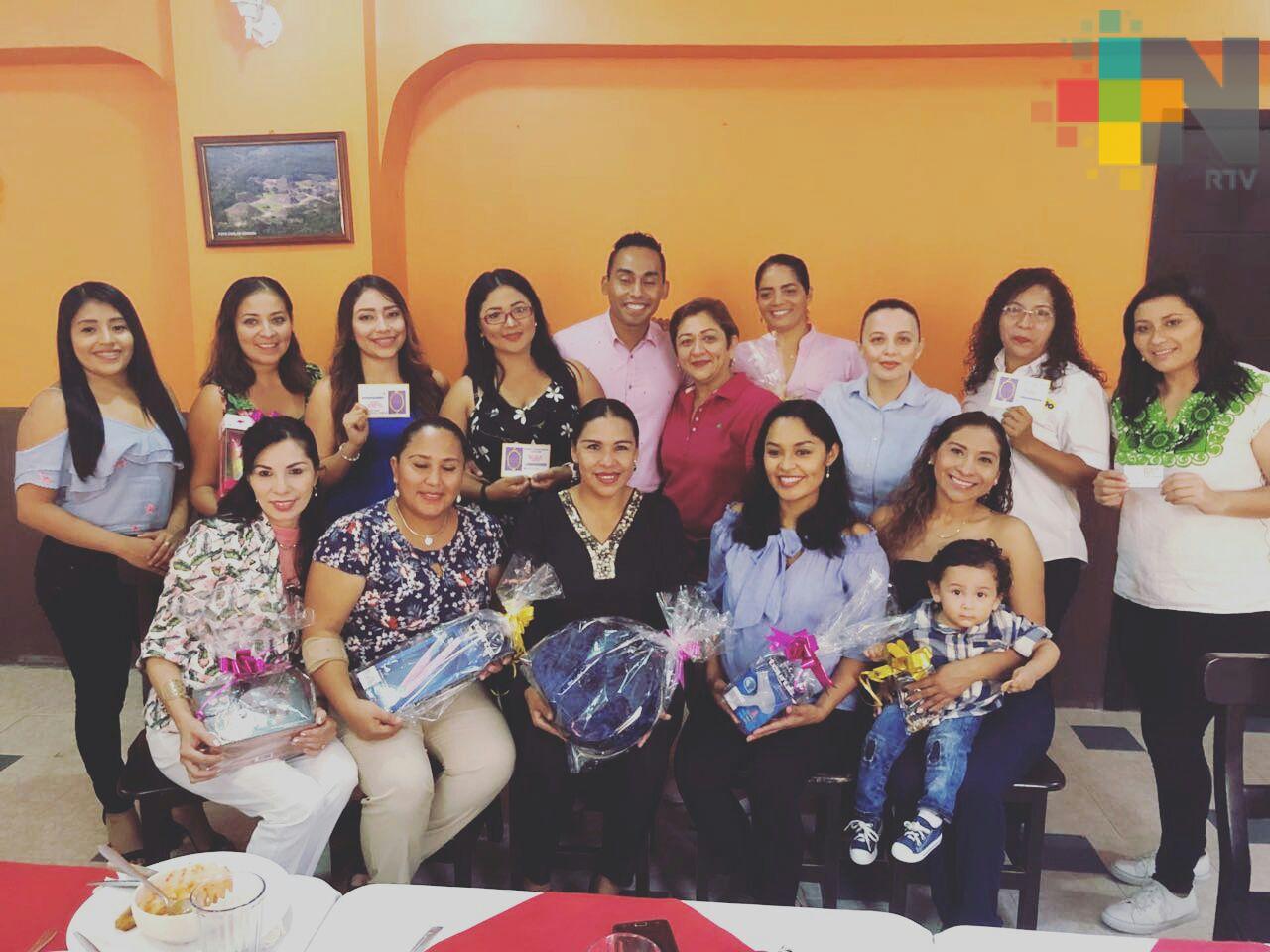 Celebra la Asociación de Periodistas de Coatzacoalcos a las madres comunicólogas