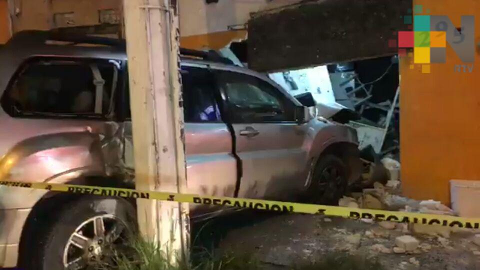 Se incrusta camioneta en vivienda de la avenida 20 de Noviembre