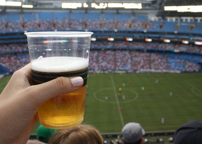 Se quejan de restricciones a la venta de cerveza en la Copa de Fútbol