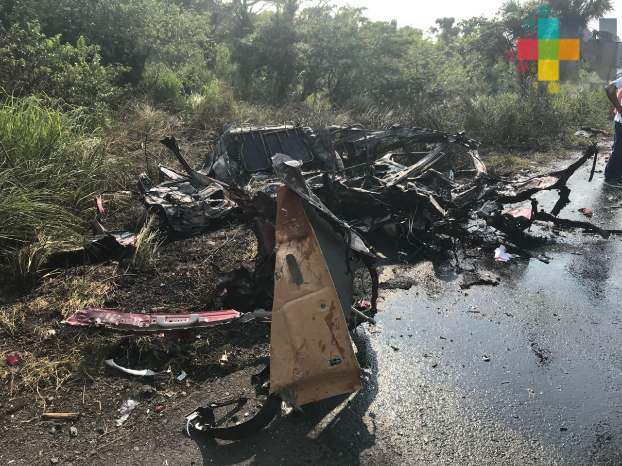 Tres muertos y 15 heridos en choque entre AU y automóvil