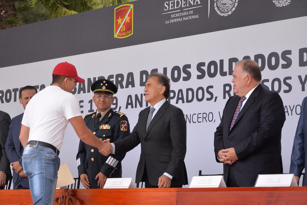 Preside el gobernador ceremonia de protesta de Bandera de los soldados del SMN, Clase 1999
