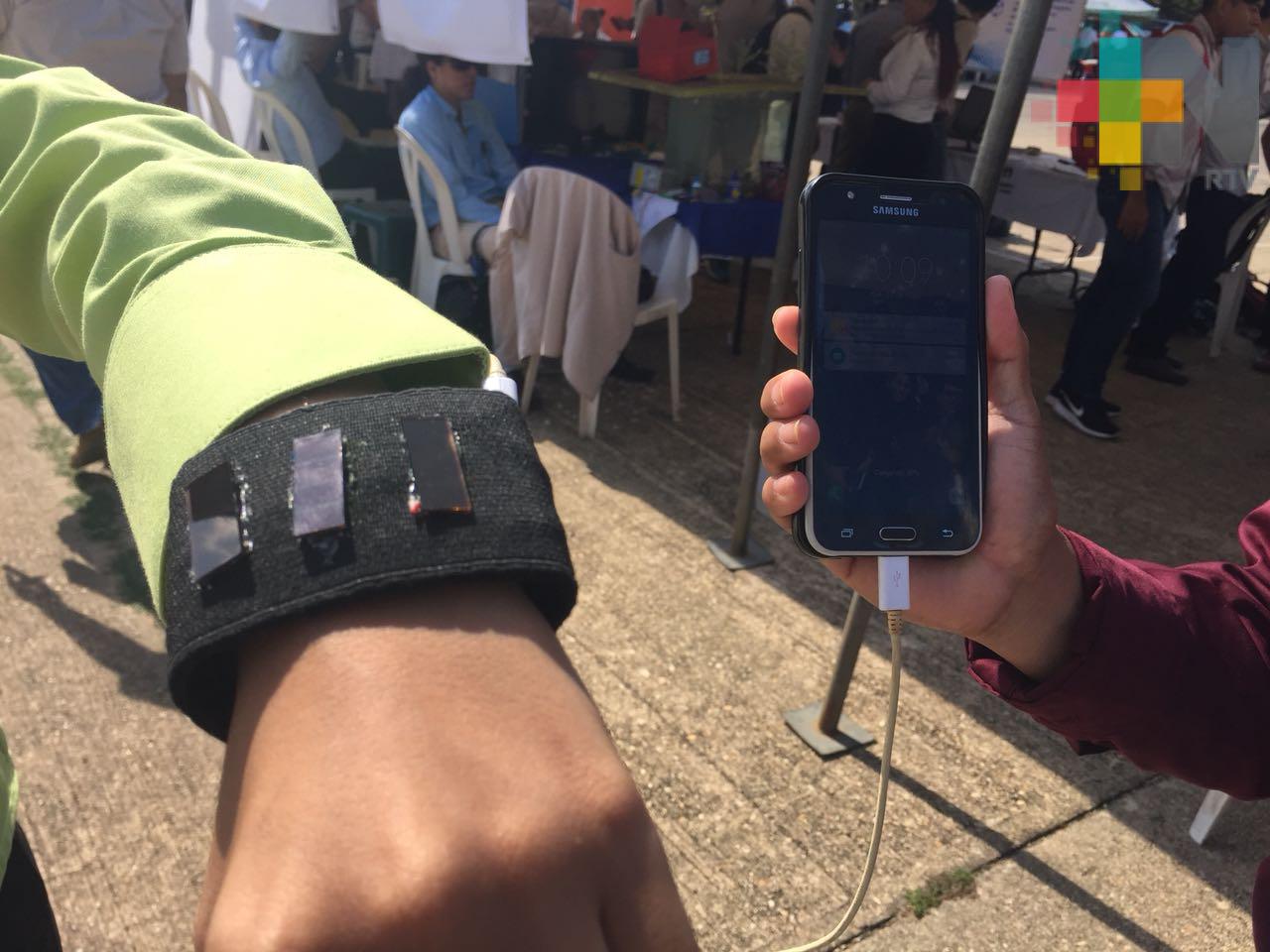 En Itesco crean prototipo de pulsera para recargar celulares; usa celdas solares
