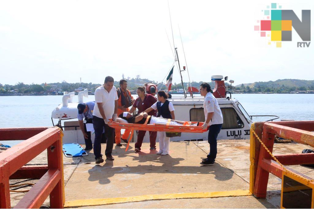 Atienden de emergencia a tripulante de buque petrolero «Calakmul»