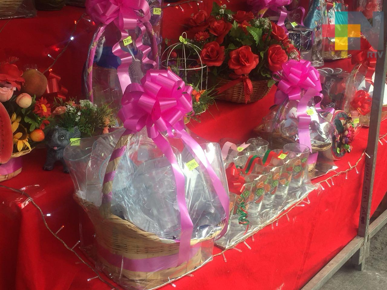 Las calles se visten de regalos para la celebración del Día de las Madres