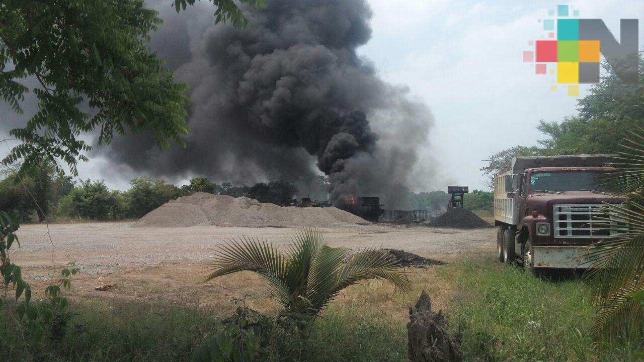 Incendio de pipa con AC-20 provocó pánico y evacuación de alumnos en Tierra Blanca