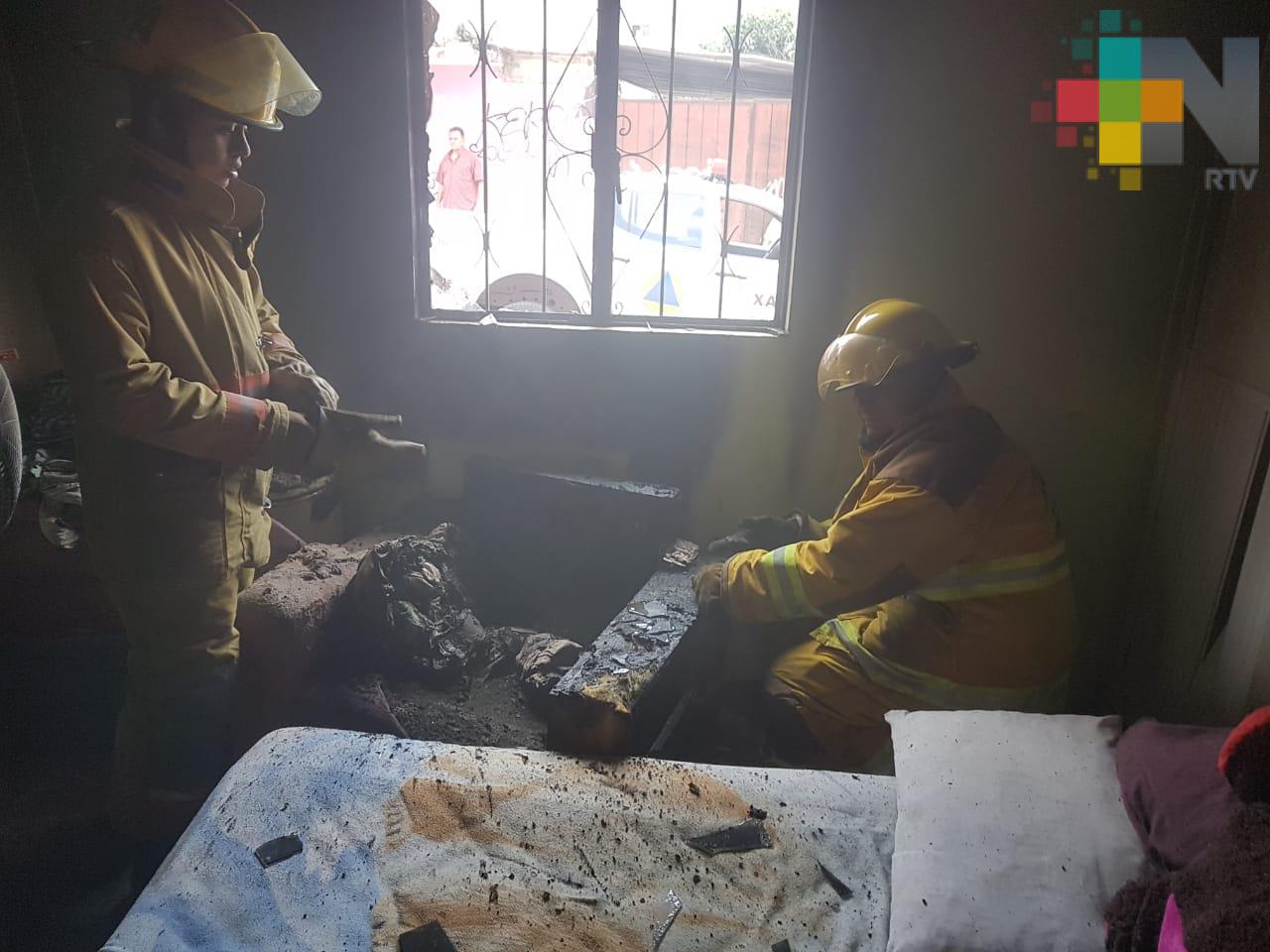 Corto circuito por celular causa incendio en casa de colonia Veracruz, en Xalapa