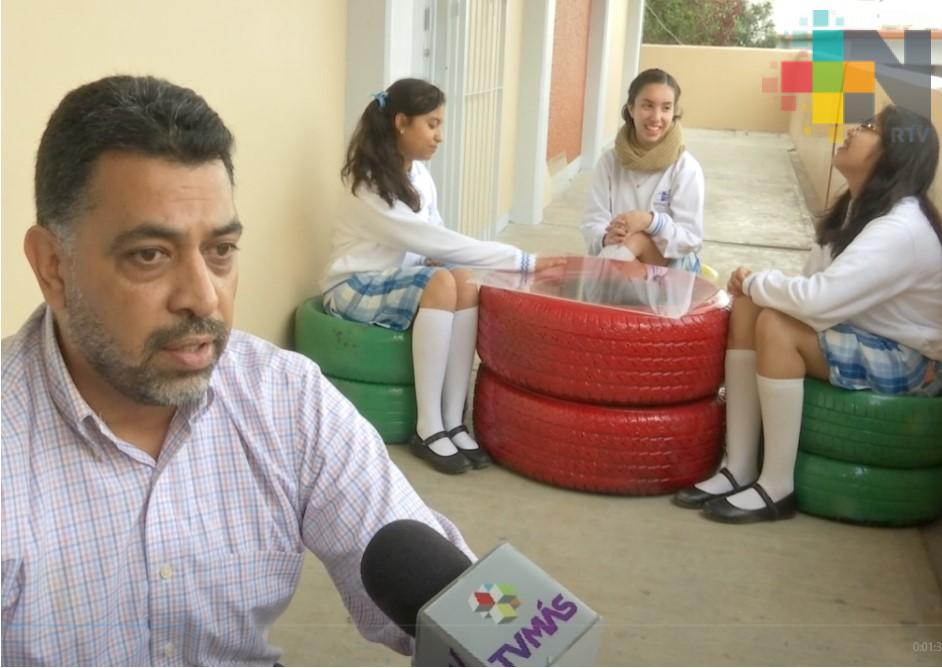Estudiantes apoyan a escuelas con mobiliario hecho con llantas