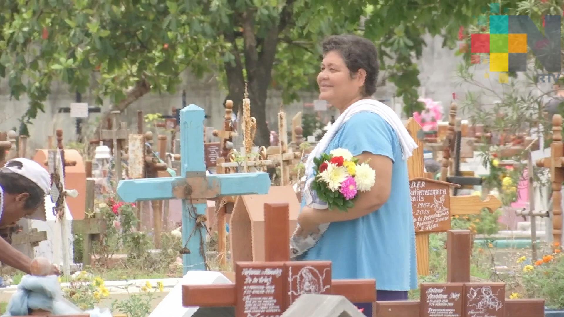 Amor eterno; hijos siguen celebrando a sus mamás en los panteones