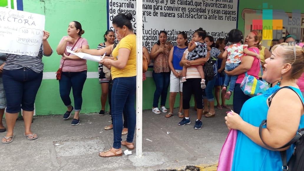 Se manifiestan para exigir destitución de directora en escuela de Veracruz