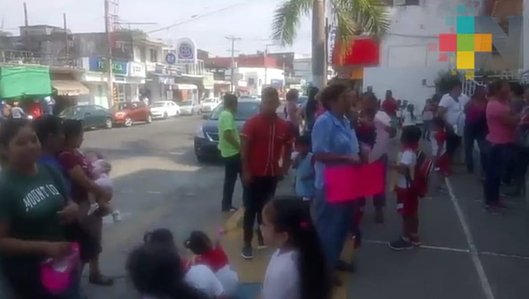 Se manifiestan en palacio municipal de Minatitlán, piden reparación de aulas dañadas por sismo