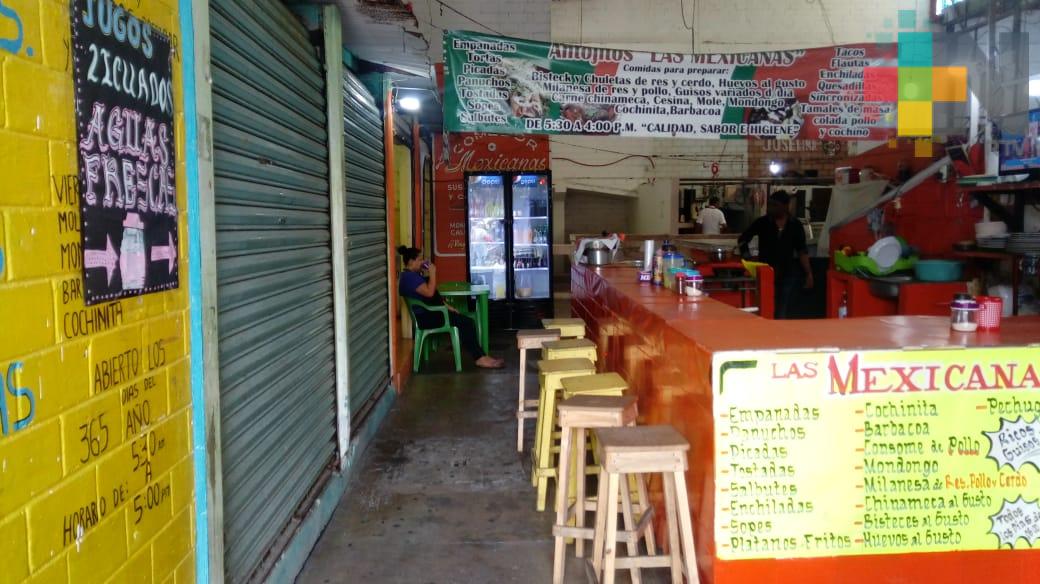 Ocupan locales comerciales que estaban abandonados en mercado de Coatzacoalcos