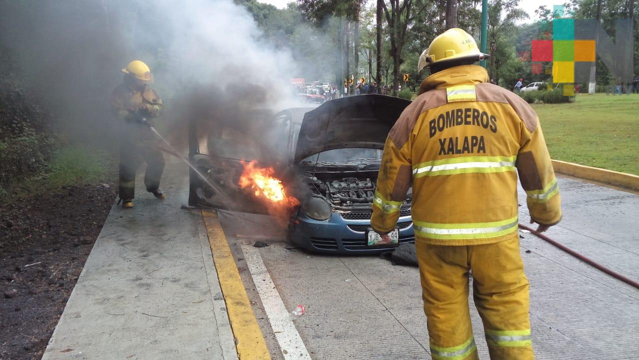 Corto circuito provoca incendio de auto en la carretera Xalapa-Coatepec