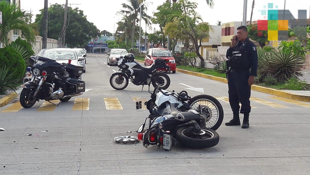 En Boca del Río, accidente entre vehículo y moto deja a un policía lesionado