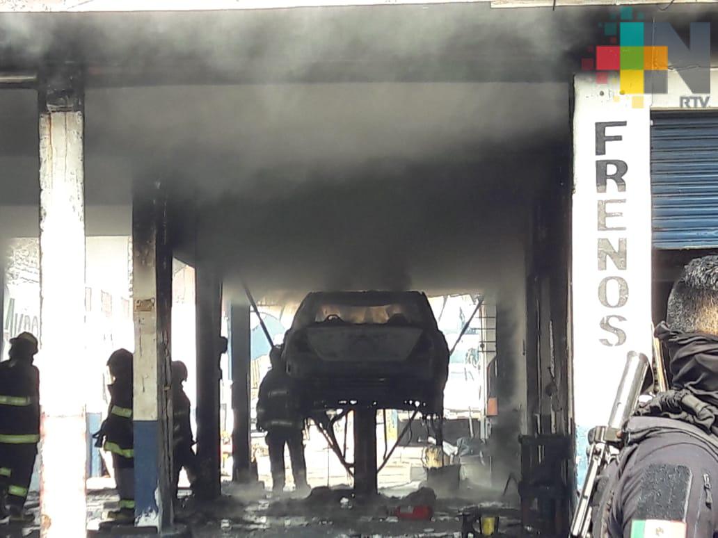 Se incendia taller mecánico en Veracruz puerto