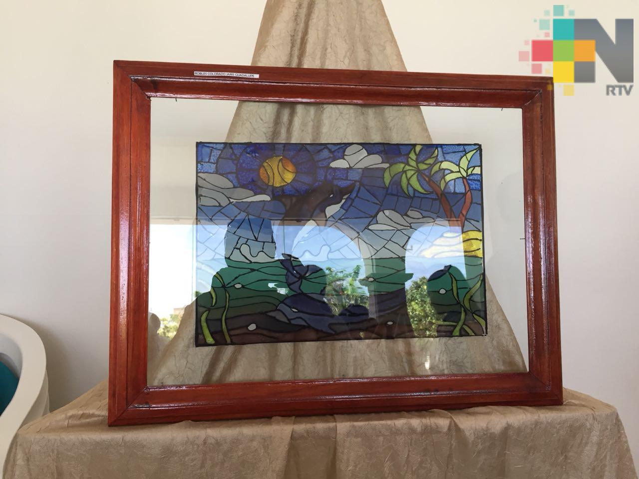 Alumnos de preparatoria exponen vitrales elaborados por ellos mismos en Tierra Blanca