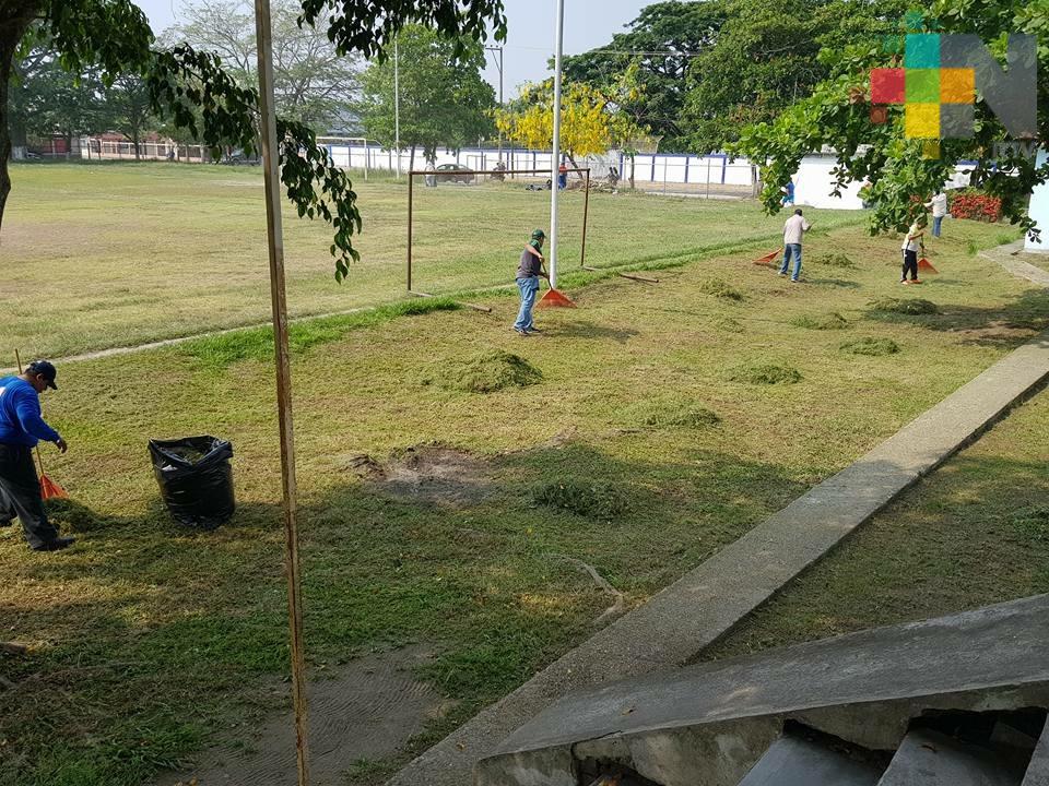 Limpian espacios deportivos en Tierra Blanca