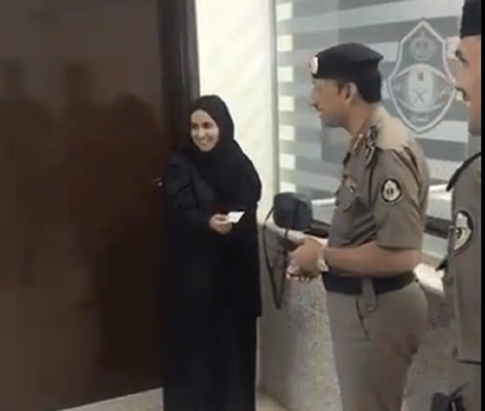 En un hecho histórico, mujeres sauditas reciben licencias de conducir