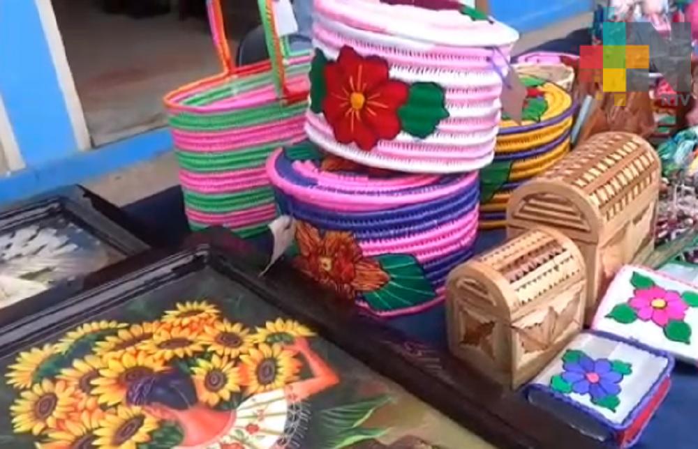 Internos del CERESO de Chicontepec fortalecen la economía familiar con la venta de artesanías