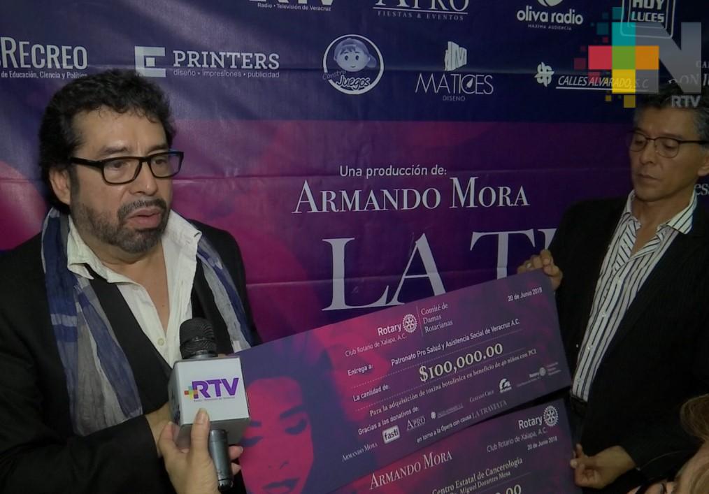 Armando Mora entrega utilidades de opera con causa a Club Rotario de Xalapa