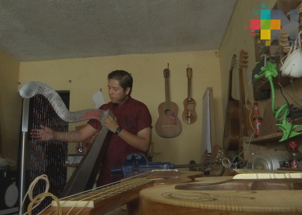 Joven laudero veracruzano construye arpa de metal
