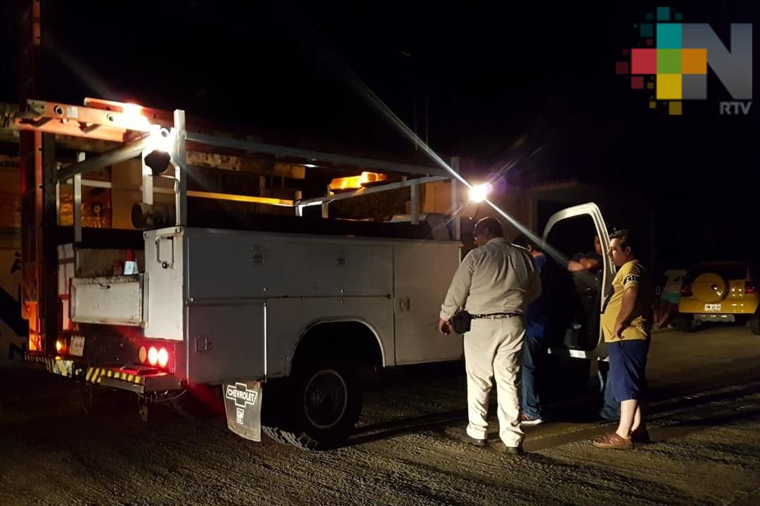 Retienen a trabajadores de CFE por falta de energía eléctrica en Coatzacoalcos