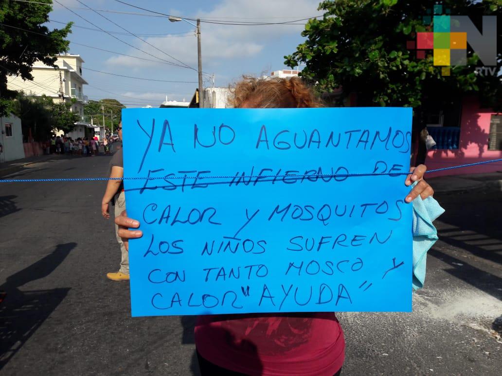 Vecinos de la colonia Casas Tamsa bloquean calles por falta de energía eléctrica