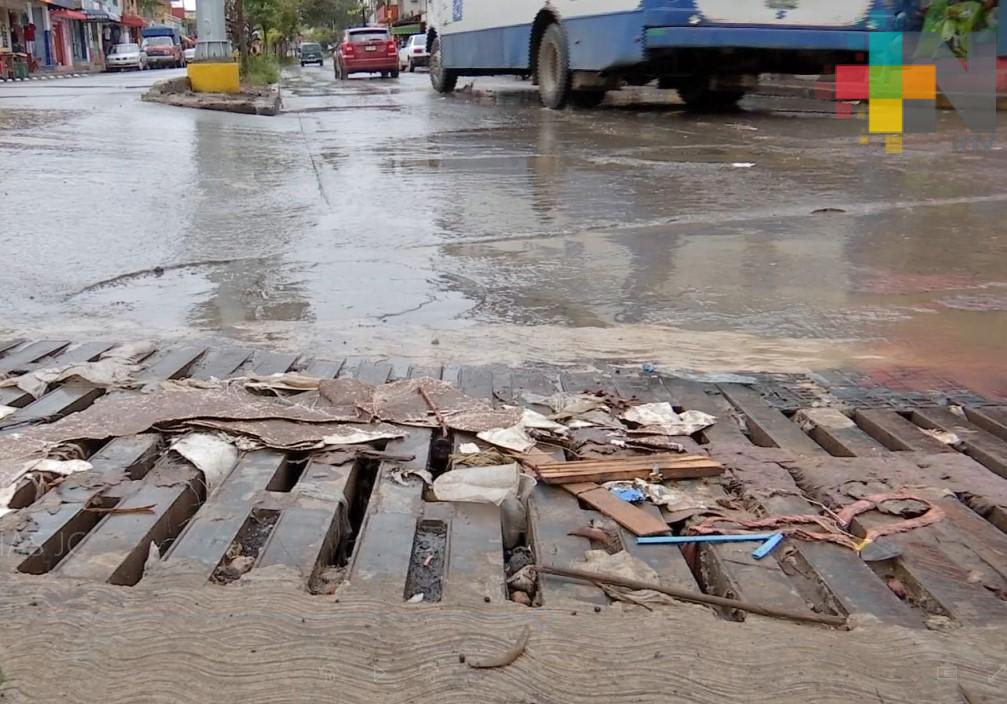 Coladeras obstruidas por basura ocasionan inundaciones en calles de Xalapa