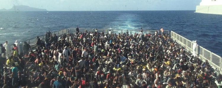 Obliga mal tiempo a desviar la ruta del Aquarius con 106 migrantes