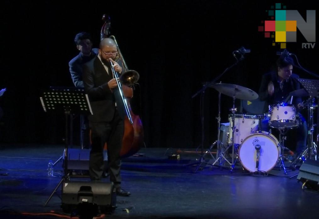 Integrante de JazzUV ofrece concierto de titulación en Teatro J.J. Herrera