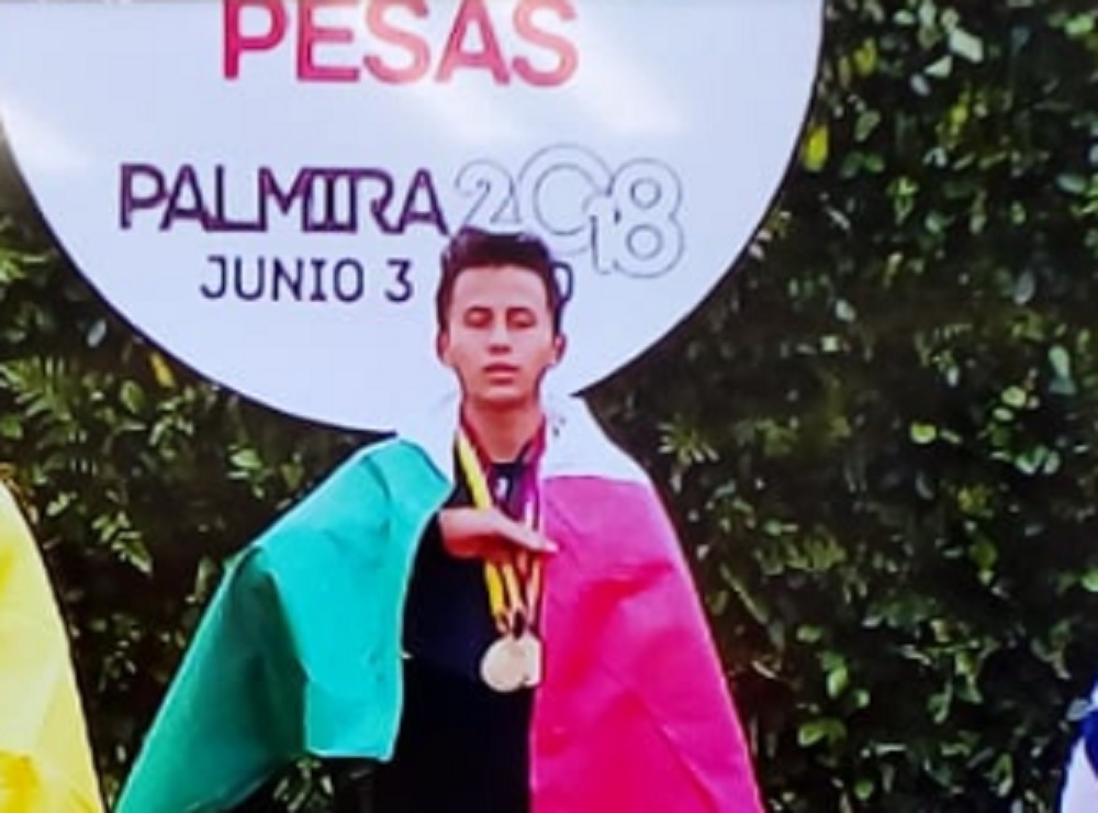 Pesista juvenil mexicano Poox se baña en oro en Palmira, Colombia