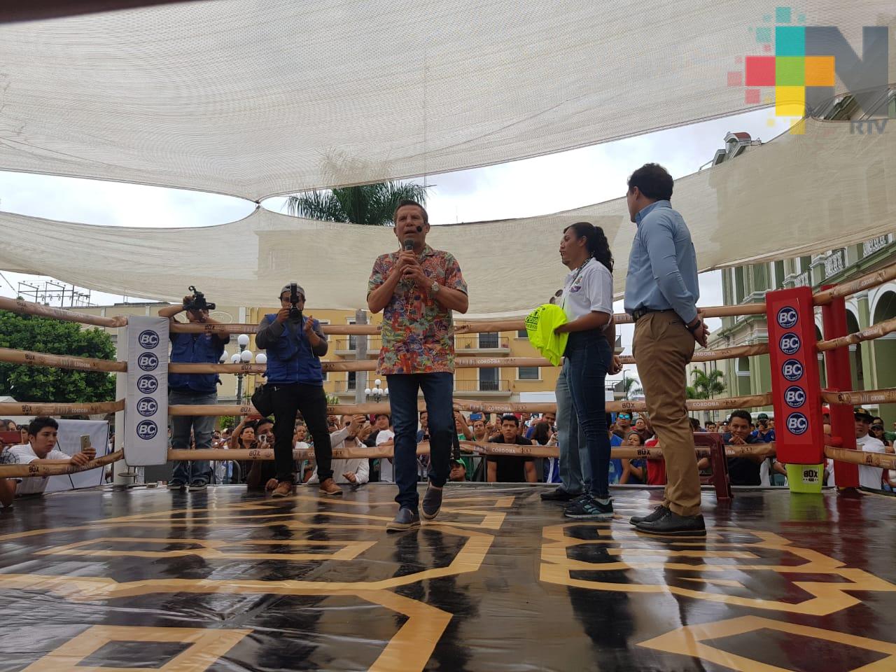 Julio César Chávez ofreció charla motivacional a jóvenes cordobeses