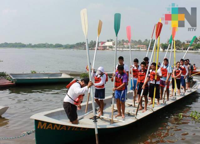 Invitan a jóvenes a integrarse a liga de remo de Coatzacoalcos